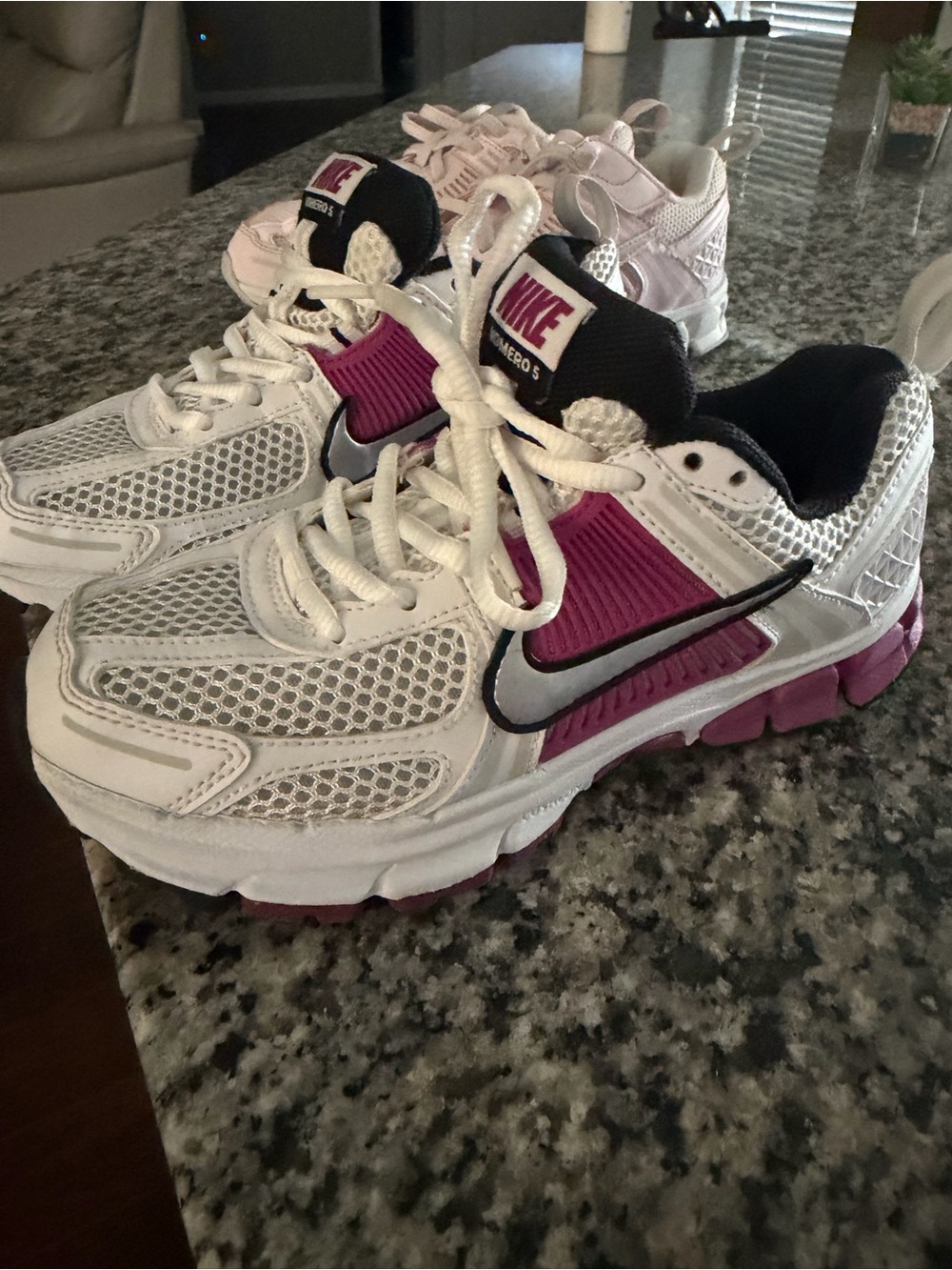 Nike Vomero 5 Hot Fuchsia/White Reflective Size 2Y Big kids HF6998-102